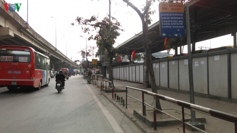 Ai đã “bật đèn xanh” cho Bến xe Nước Ngầm rào vỉa hè của người đi bộ? (19/6/2020)