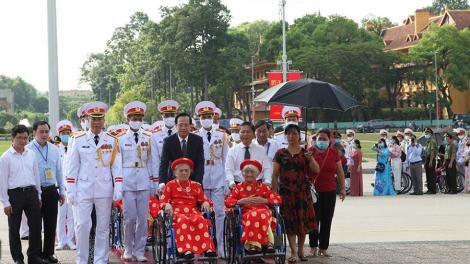 Đoàn Đại biểu các mẹ VNAH vào Lăng viếng Chủ tịch Hồ Chí Minh (24/7/2020)