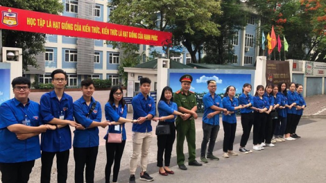 Thanh niên tình nguyện Thủ đô hỗ trợ thí sinh thi vào lớp 10 (17/7/2020)