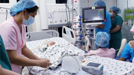 Cuộc đại phẫu để tạo cho Trúc Nhi – Diệu Nhi một cuộc đời mới (15/7/2020)