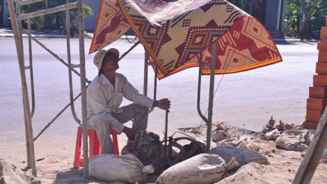 Người dân miền Trung lao đao vì nắng nóng (17/7/2020)