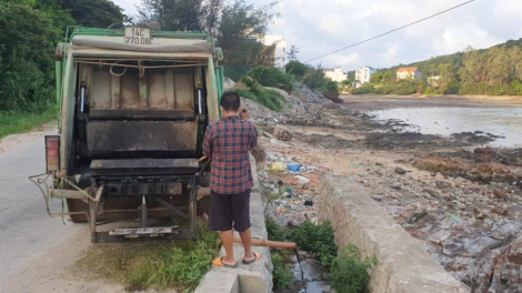 Huyện đảo Cô tô: Xử phạt xe rác đổ trộm nước đen ngòm ra biển (04/07/2020)