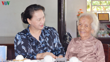 THỜI SỰ 12H TRƯA 22/7/2020: Chủ tịch Quốc hội tặng quà gia đình chính sách ở Bà Rịa-Vũng Tàu.