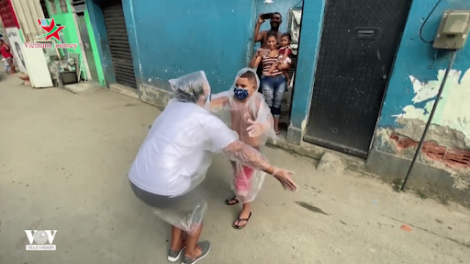 Cô giáo ở Braxin đem đến những cái ôm ấm áp cho học sinh trong thời gian giãn cách xã hội (3/8/2020)