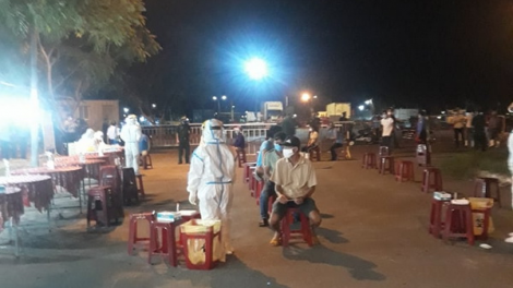 Đà Nẵng: Thức xuyên đêm lấy mẫu xét nghiệm Covid-19 cho ngư dân và tiểu thương cảng cá (16/8/2020)