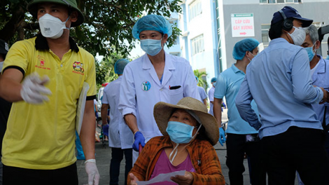 Ngày đầu dỡ bỏ phong tỏa tại các khu dân cư gần 3 bệnh viện lớn ở Đà Nẵng (11/8/2020)