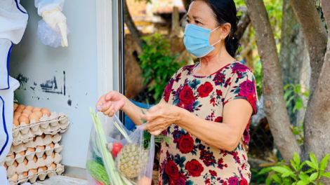 Ở trong khu phong tỏa: Cần gì cứ “a lô!” (14/8/2020)