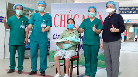 Đà Nẵng: Mẹ con sản phụ mắc Covid- 19 sinh mổ được xuất viện (22/8/2020)