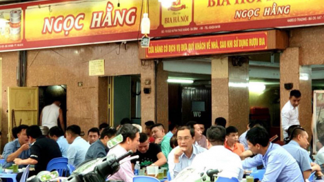 Nhiều nhà hàng ăn uống, cà phê, bia hơi vỉa hè Hà Nội chưa thực hiện giãn cách (27/8/2020)