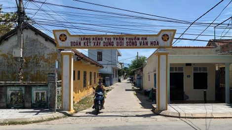 Người dân làng Rồng (Thuận An, Thừa Thiên Huế) thương tiếc nguyên Tổng Bí thư Lê Khả Phiêu (8/8/2020)