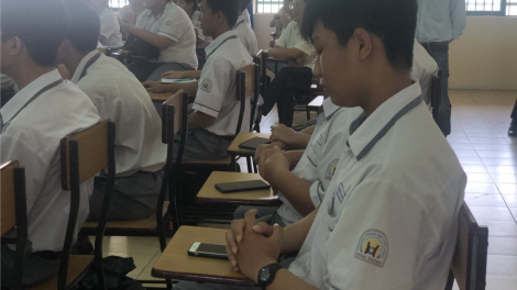 Học sinh sử dụng điện thoại trong giờ học: Cấm hay quản đều khó (26/9/2020)