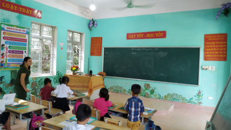 Lạng Sơn: Thiếu dụng cụ học tập, các thầy cô giáo "vượt khó" mang con chữ tới vùng cao (17/9/2020)