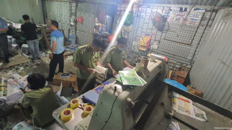 Thu giữ hàng tấn sách giả nguồn gốc NXB Giáo dục Việt Nam (17/9/2020)