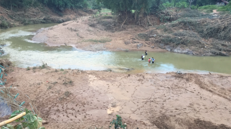 Học sinh vùng cao, lội sông đến trường mùa lũ (24/9/2020)