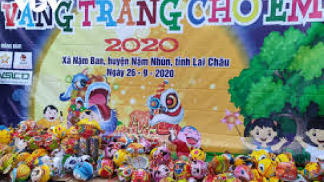 Mang Tết Trung thu từ Hà Nội lên với học sinh vùng khó Nậm Ban (28/9/2020)