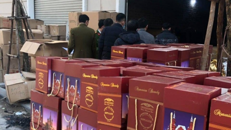 Quản lý thị trường Hà Nội: bắt giữ vụ sang chiết rượu ngoại giả quy mô lớn (21/1/2021)