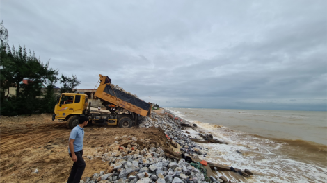 Khắc phục tạm thời kè ven biển tỉnh Quảng Bình bị sóng lớn đánh sập (19/10/2021)