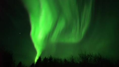 Canada: Kỳ ảo cực quang xanh uốn lượn trên nền trời đêm (17/10/2021)