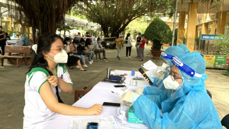 TP.HCM: Học sinh, phụ huynh vui mừng vì trẻ được tiêm vaccine COVID-19 (27/10/2021)