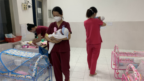 Những "người mẹ thứ hai" của trẻ có mẹ mắc COVID-19 (1/10/2021)