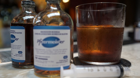 Malaysia độc đáo món cocktail lấy cảm hứng từ vaccine Covid-19 (11/10/2021)