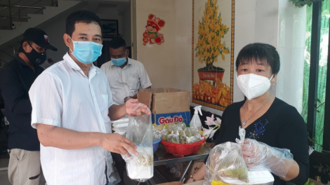 Sóc Trăng: Ấm lòng đôi vợ chồng đồng lòng nấu cơm hỗ trợ người dân cách ly (17/10/2021)