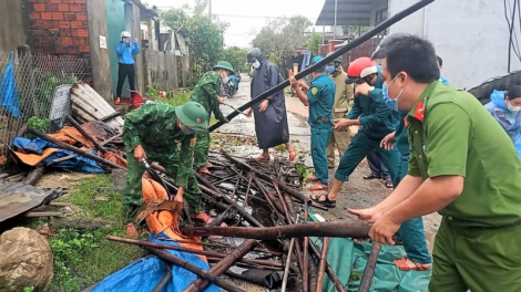 Quảng Ngãi: Hằng trăm cán bộ, chiến sĩ giúp dân sửa chữa nhà cửa do lốc xoáy (21/10/2021)