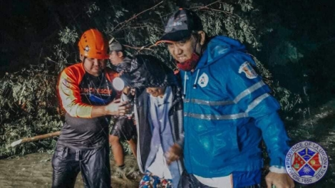 Bão Kompasu tàn phá Philippines, mạnh lên khi qua Biển Đông (12/10/2021)