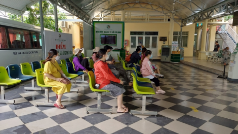 TP. HCM nới lỏng giãn cách, người dân tranh thủ cả cuối tuần để khám bệnh (02/10/2021)