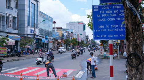 Cần Thơ: Thí điểm “Thảm an toàn cho học sinh qua đường” trước cổng trường học (23/10/2021)
