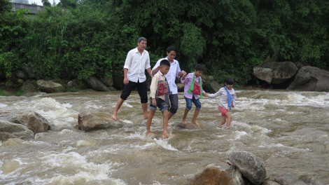 Những đôi chân trần bé nhỏ hàng ngày băng rừng lội suối đến trường “Tìm con chữ” (17/11/2021)