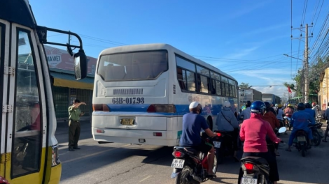 Ngày đầu lập lại chốt kiểm soát dịch ở Bình Thuận, giao thông nơi thoáng, nơi ùn ứ (08/11/2021)