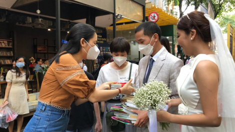 Mừng cưới bằng sách - chuyện bây giờ mới kể (28/11/2021)