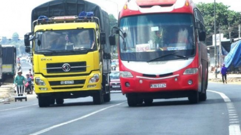 Vững tay lái, trọn niềm vui: Gặp xe đang quay đầu, nên dừng lại nhường hay cố chen lách qua? (3/11/2021)