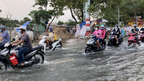 Triều cường đạt đỉnh, người dân TP.HCM khổ sở vì nước ngập (6/11/2021)