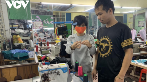 Xưởng may cô Hường, chỗ dựa của những người khuyết tật (23/11/2021)