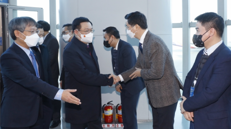 Chủ tịch Quốc hội Vương Đình Huệ đến Hàn Quốc bắt đầu thăm chính thức nước này (11/12/2021)