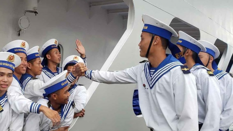Vùng 4 Hải quân tiễn đoàn ra chúc Tết cán bộ, chiến sĩ trên Quần đảo Trường Sa (25/12/2021)
