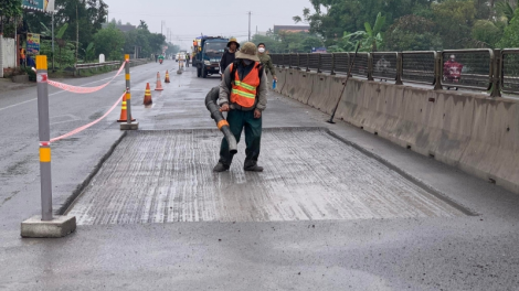 Sau mưa lại sửa, đắp vá Quốc lộ 1A đoạn qua tỉnh Thừa Thiên Huế (09/12/2021)