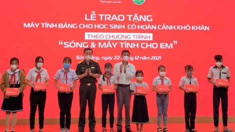 Trao 12.785 máy tính bảng cho học sinh nghèo, có hoàn cảnh khăn ở tỉnh Sóc Trăng (22/12/2021)