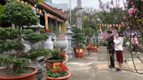 Lễ chùa đầu năm: Mong một năm an lành, dịch bệnh qua nhanh- người dân an tâm phát triển kinh tế (12/2/2021)