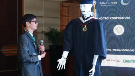 Robot "Made in VietNam" Trí Nhân giải toán, phiên dịch (13/2/2021)