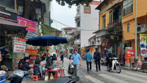 Hà Nội- người dân chủ quan sau khi các quán ăn, cà phê được phép hoạt động trở lại