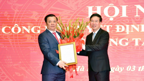 Thường trực Ban Bí thư Võ Văn Thưởng trao quyết định của Bộ Chính trị cho tân Bí thư Thành ủy Hà Nội (3/4/2021)