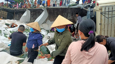Những sự tử tế đằng sau tai nạn của bác tài bị lật xe dưa hấu (29/4/2021)
