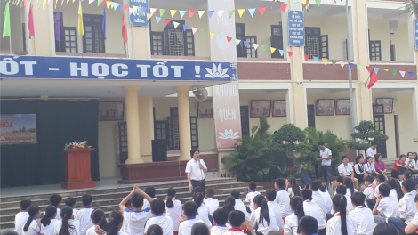 Nhà giáo Hợp Thanh, huyện Mỹ Đức, Hà Nội đỡ đầu học sinh nghèo (16/4/2021)