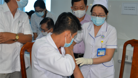 Vĩnh Long: Tiêm vaccine  Covid-19 cho cán bộ y tế tuyến đầu (21/04/2021)