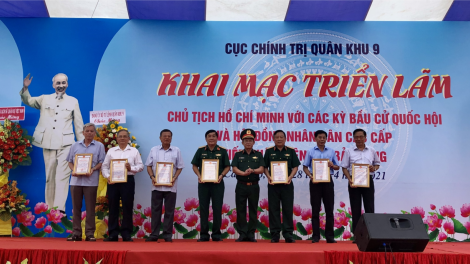 Cần Thơ: Triển lãm “Chủ tịch Hồ Chí Minh với các kỳ bầu cử QH và HĐND các cấp” (28/04/2021)