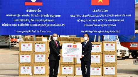 Việt Nam, quốc gia đầu tiên hỗ trợ tài chính, vật tư y tế và cử chuyên gia giúp Lào chống dịch Covid-19 (04/05/2021)