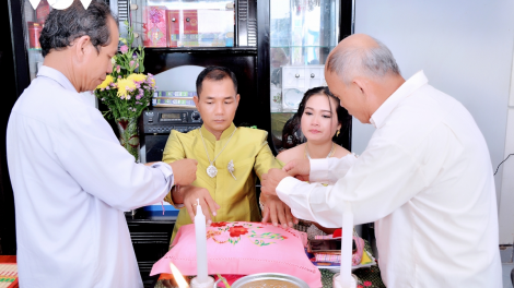 Nghi thức “cột tay” của người Khmer (13/5/2021)